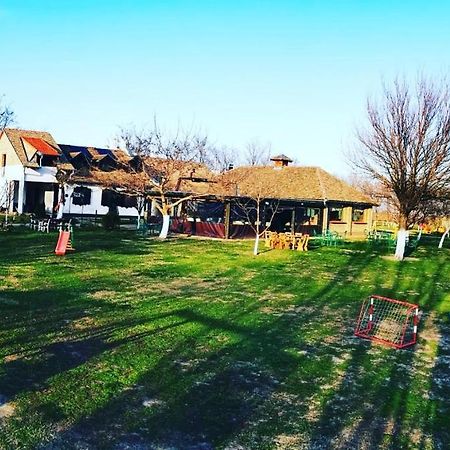 Salas Tatic Hotel Turija Bagian luar foto