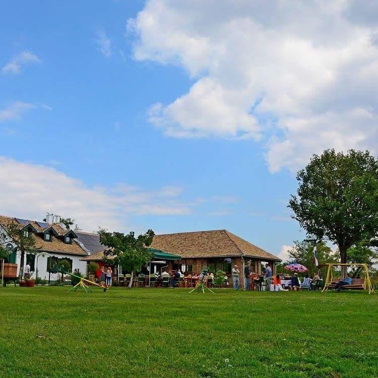 Salas Tatic Hotel Turija Bagian luar foto